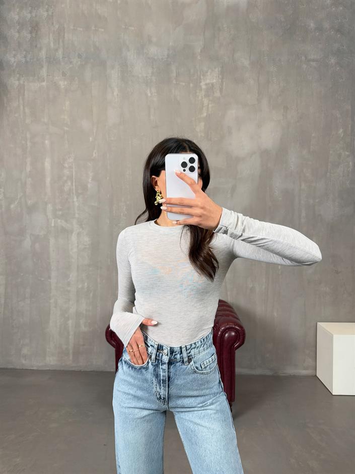 ميدي بلوزة لون رمادي ‎شفافة قليلاً بياقة دائرية