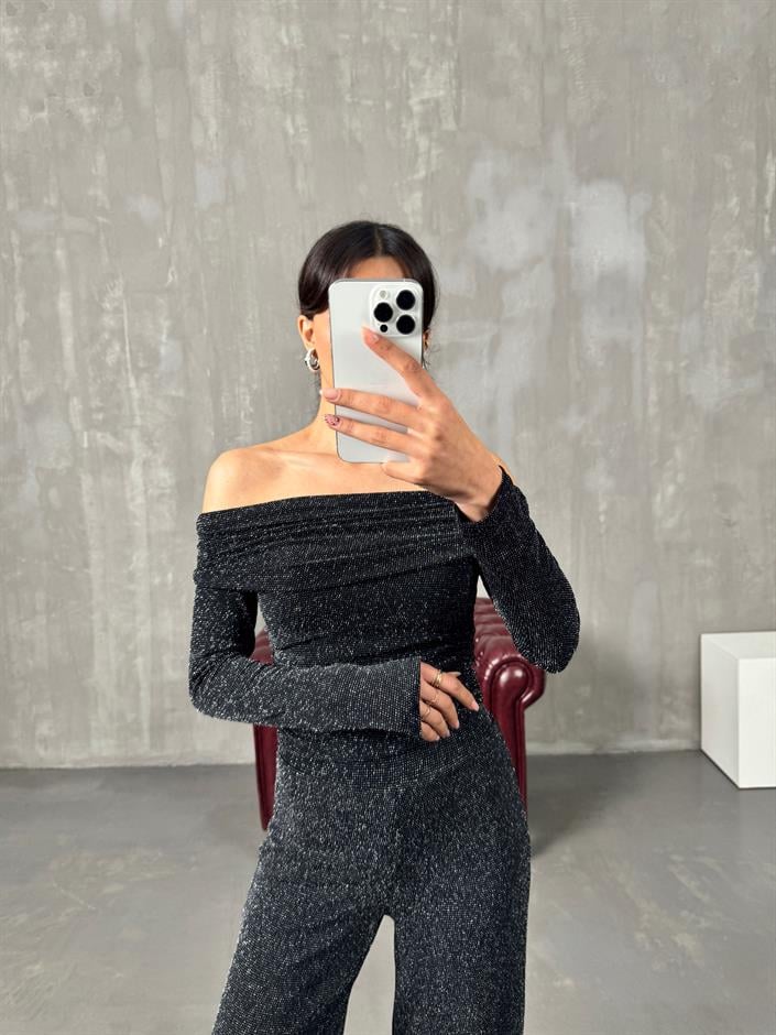 لارا بلوزة سوداء بترتر وياقة مادونا