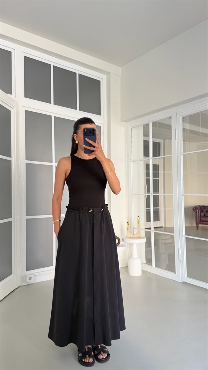 Siyah Sıfır Kol Paraşüt Kumaş Detaylı Beli Lastikli Elbise GAUS-01677