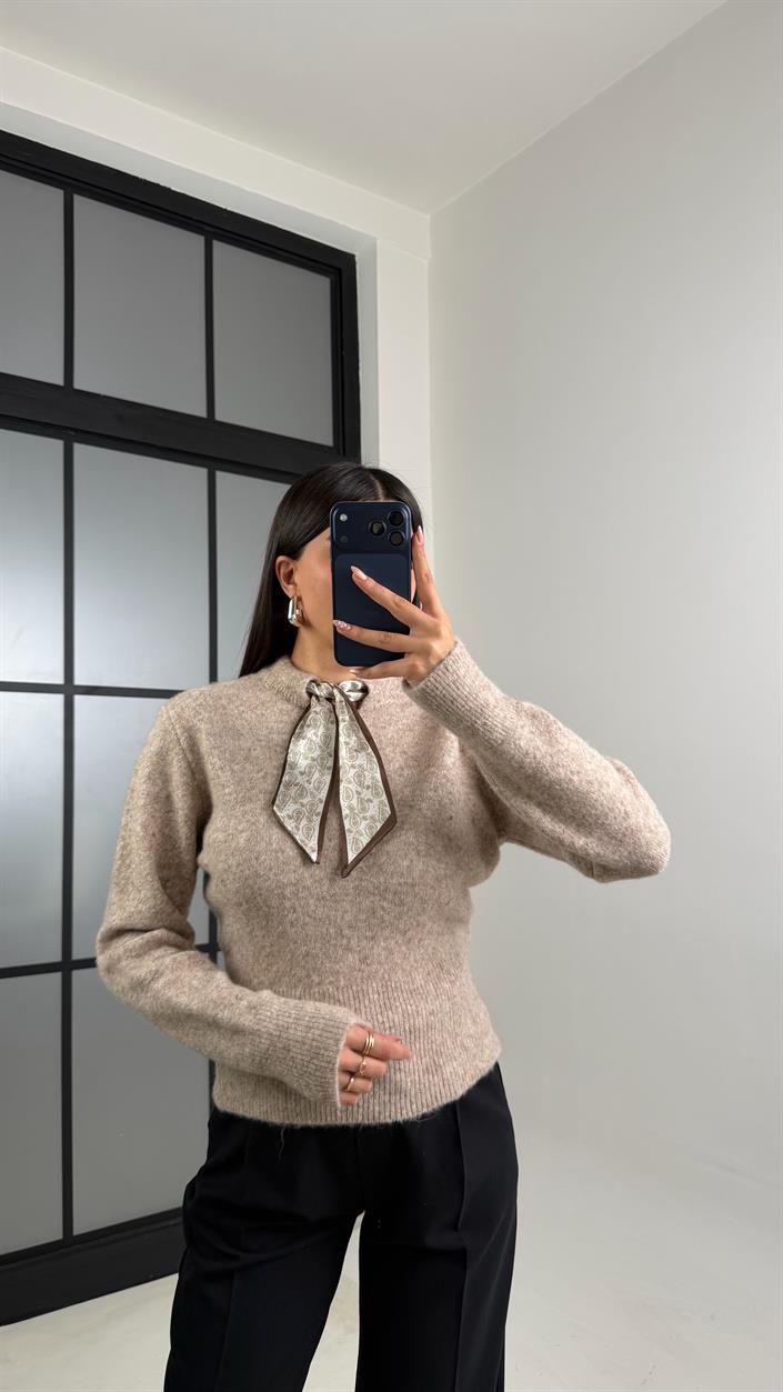 Bej Fular Detaylı Triko Kazak GAUS-00830