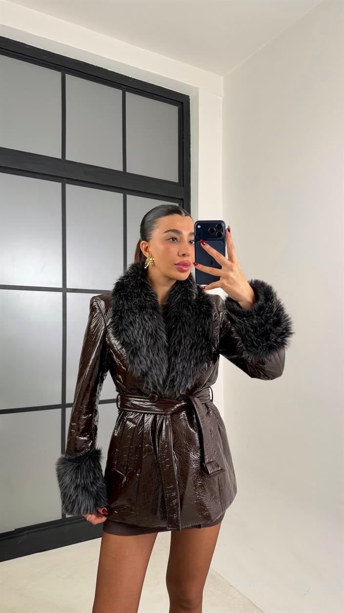 Kahve Kürk Detaylı Astarlı Kuşaklı Rugan Mont GAUS-00705