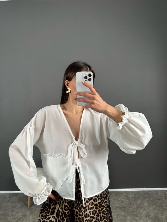 Beyaz Pinterest Kalp Detaylı Bağlamalı Gömlek 