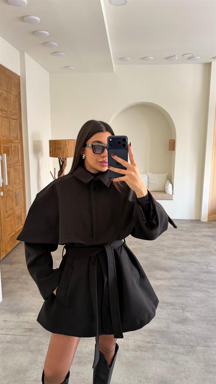 Siyah Pelerin Detaylı Kuşaklı Astarlı Kaban GAUS-00727