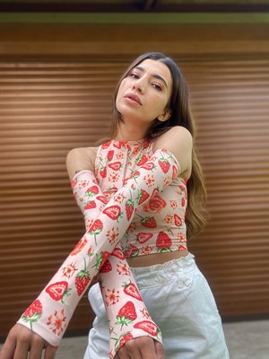 Çilek Desenli Kol Detaylı Crop Bluz