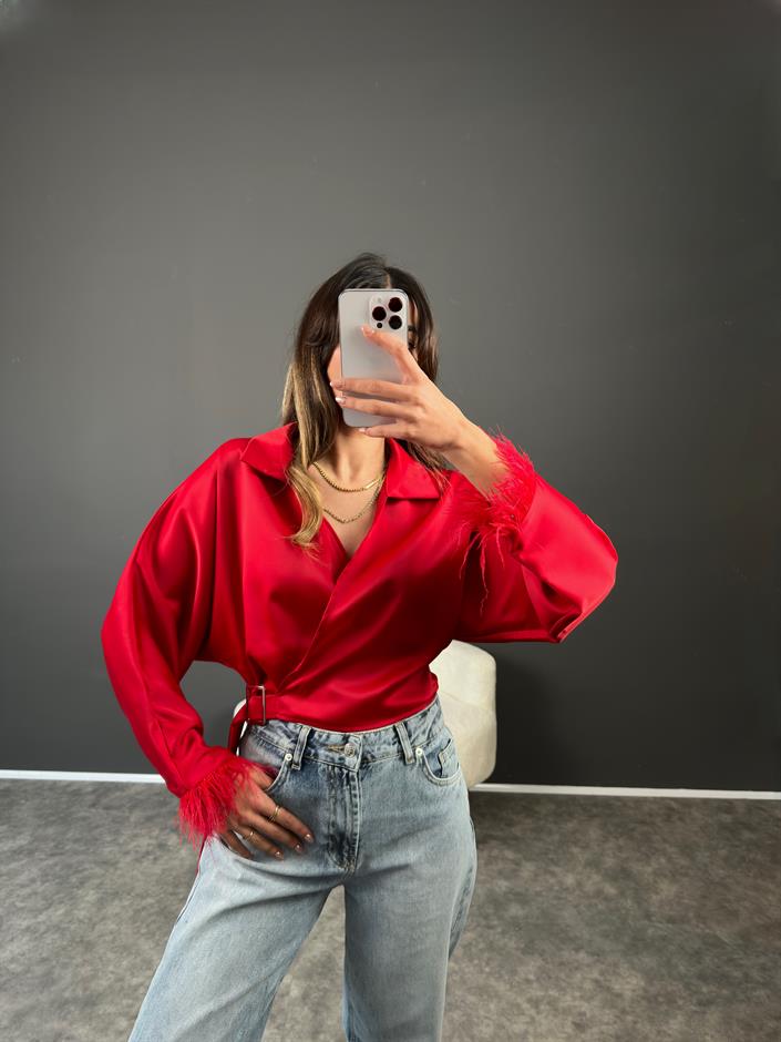 Kırmızı Kolları Tüylü Saten Bluz