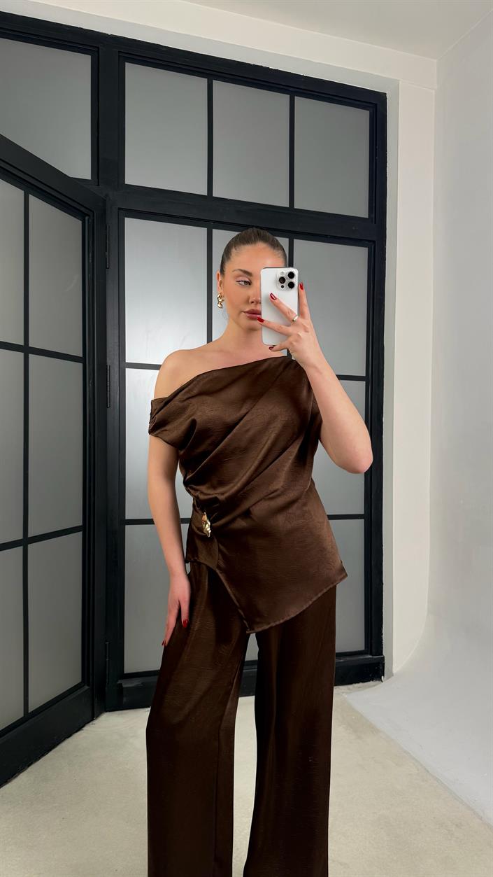 Kahve Gold Toka Detaylı Asimetrik Kesim Bluz Beli Lastikli Pantolon İkili Saten Takım GAUS-01252