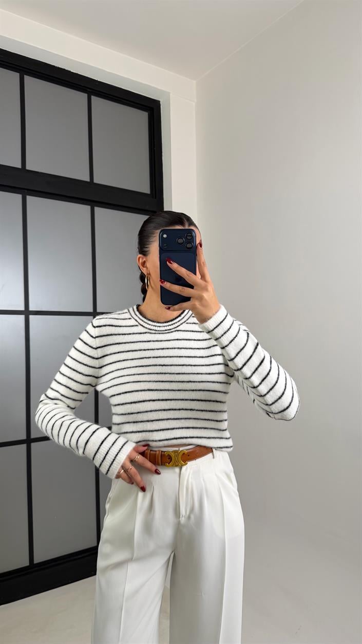 Beyaz Çizgili Yumuşak Dokulu Kazak GAUS-00693