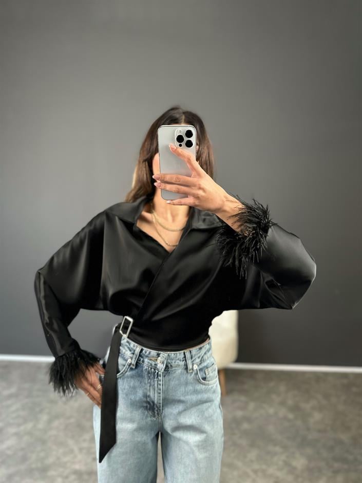 Siyah Kolları Tüylü Saten Bluz