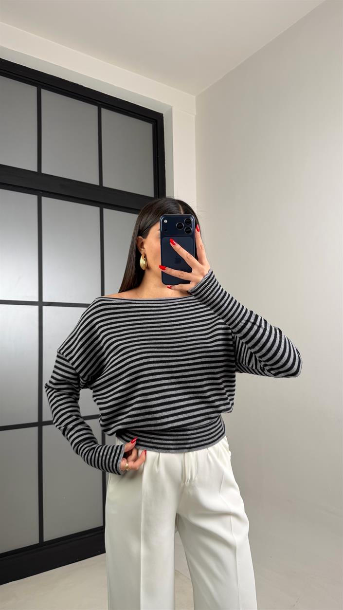 Antrasit İnce Çizgili Kayık Yaka Bluz GAUS-00955