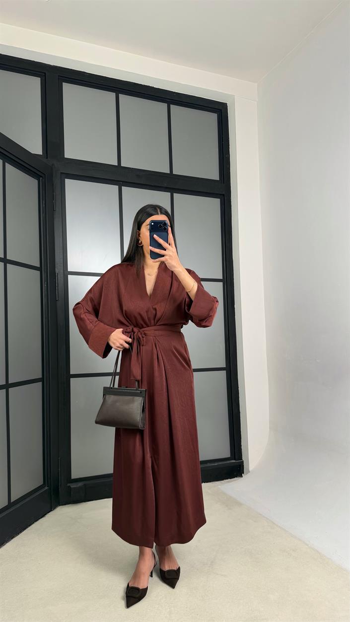 Kahve Kuşaklı Yırtmaçlı Premium Saten Elbise GAUS-01240