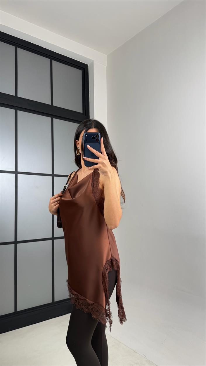 Kahve Asimetrik Kesim Dantel Detaylı Premium Saten Bluz GAUS-00889