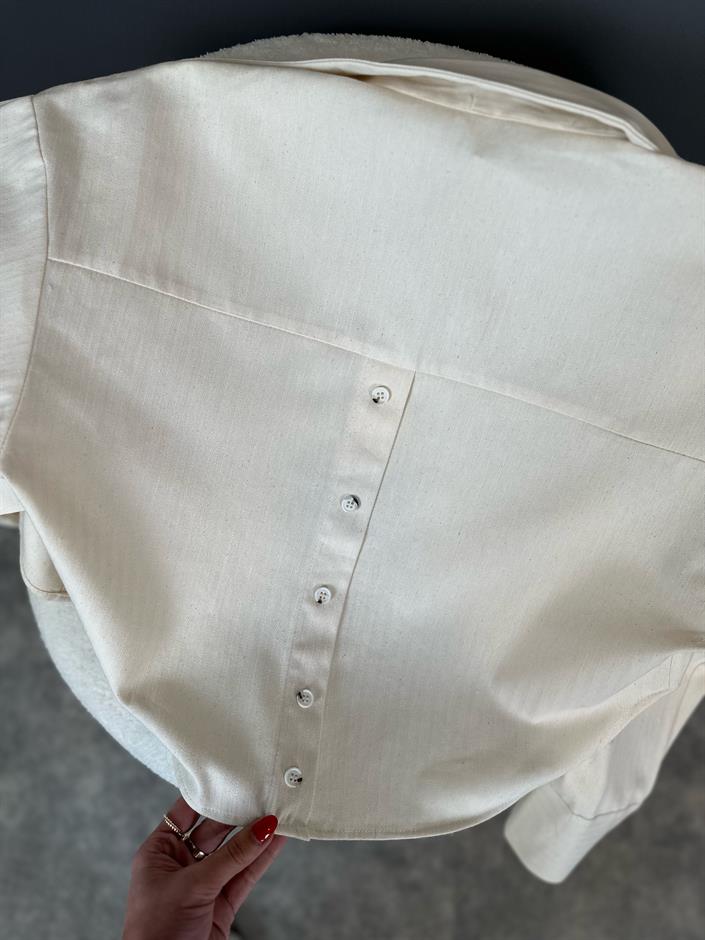 Gabardin Arkası Düğme Detaylı Gömlek 