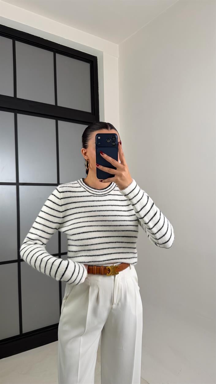 Beyaz Çizgili Yumuşak Dokulu Kazak GAUS-00693