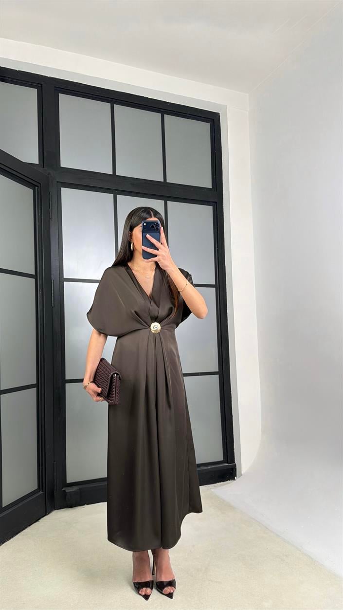 Acı Kahve Gold Toka Detaylı Kuşaklı Saten Elbise GAUS-01281