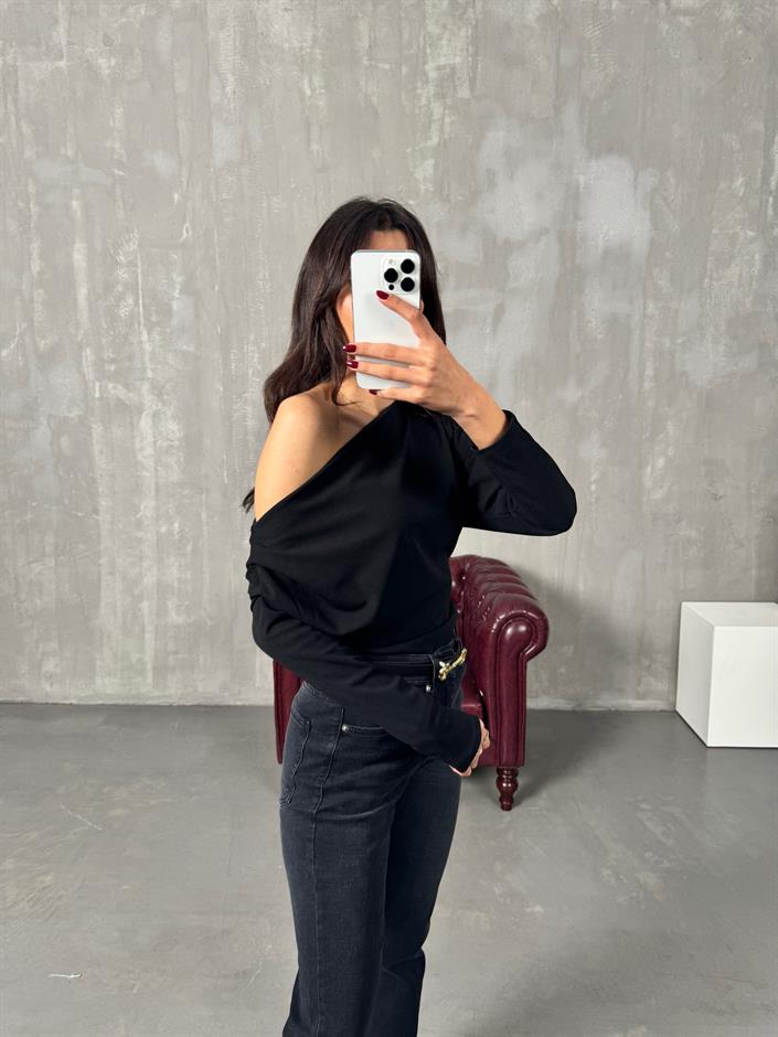 Fina Siyah Omuz Detaylı Degajeli Bluz