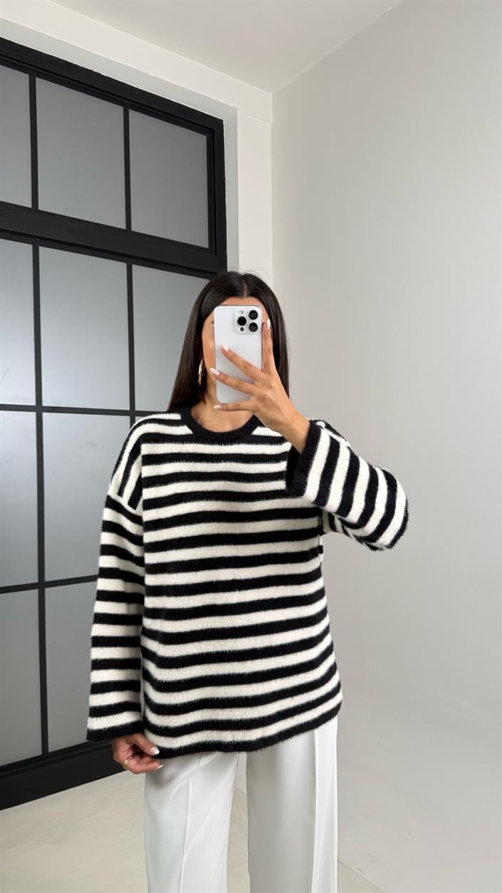 Beyaz Siyah Çizgili Yumuşak Dokulu Kazak GAUS-00467