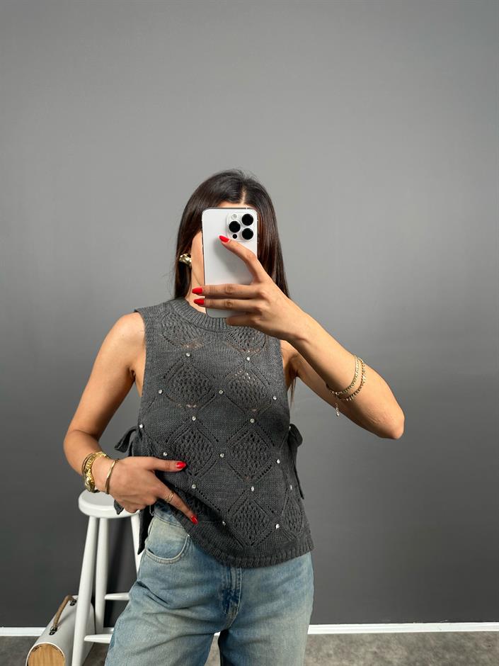 ZR Model Koyu Gri Yandan Bağlamalı Taşlı Örme Triko Sıfır Kol Bluz 