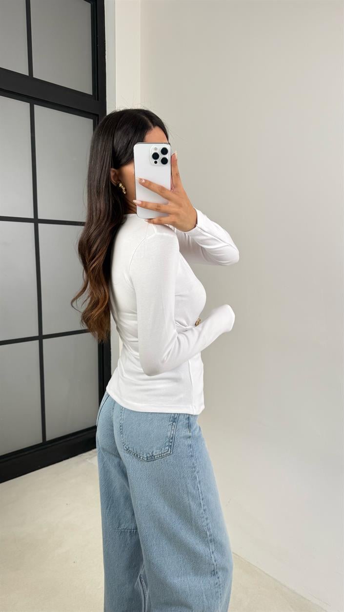 Beyaz V Yaka Gold Tokalı Asimetrik Kesim Bluz GAUS-0085