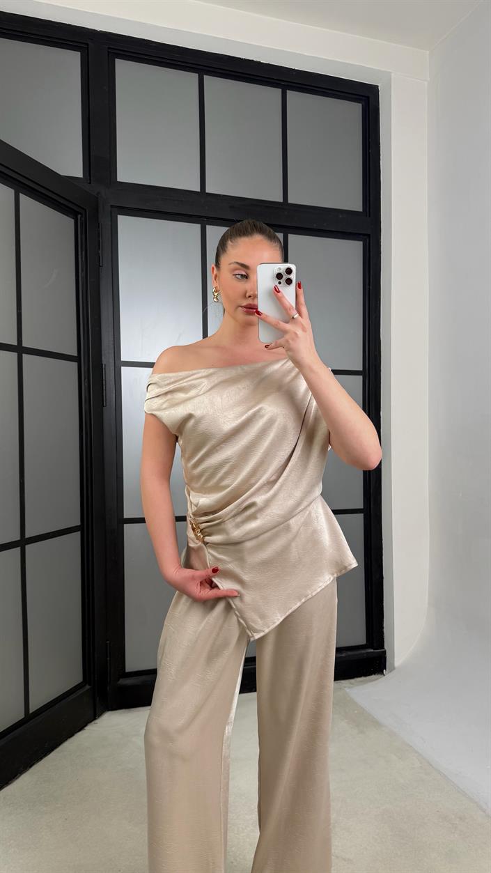 Taş Gold Toka Detaylı Asimetrik Kesim Bluz Beli Lastikli Pantolon İkili Saten Takım GAUS-01252