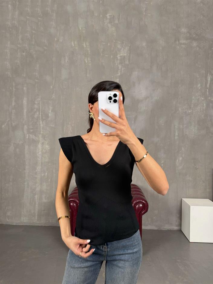 بلوزة تريكو لون أسود بياقة شكل V Gaus00042