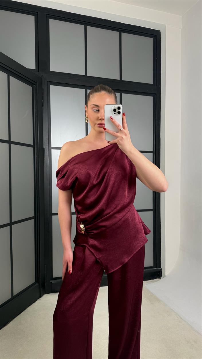 Bordo Gold Toka Detaylı Asimetrik Kesim Bluz Beli Lastikli Pantolon İkili Saten Takım GAUS-01252