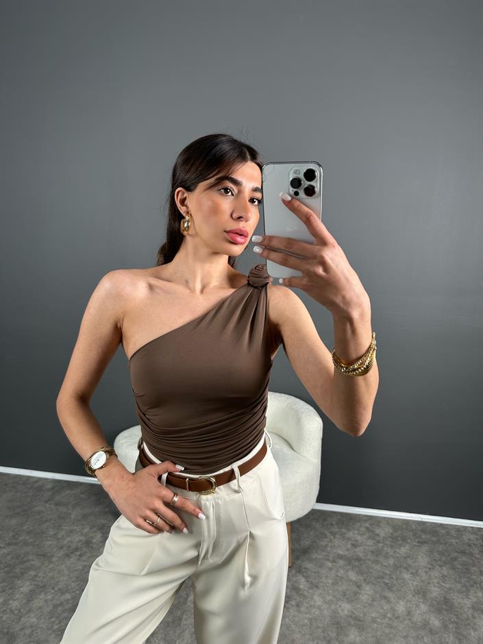Kahverengi Tek Omuz Gül Detaylı Bluz