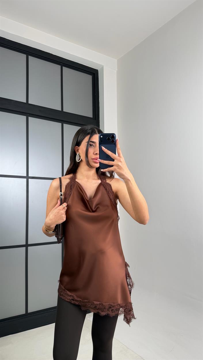 Kahve Asimetrik Kesim Dantel Detaylı Premium Saten Bluz GAUS-00889
