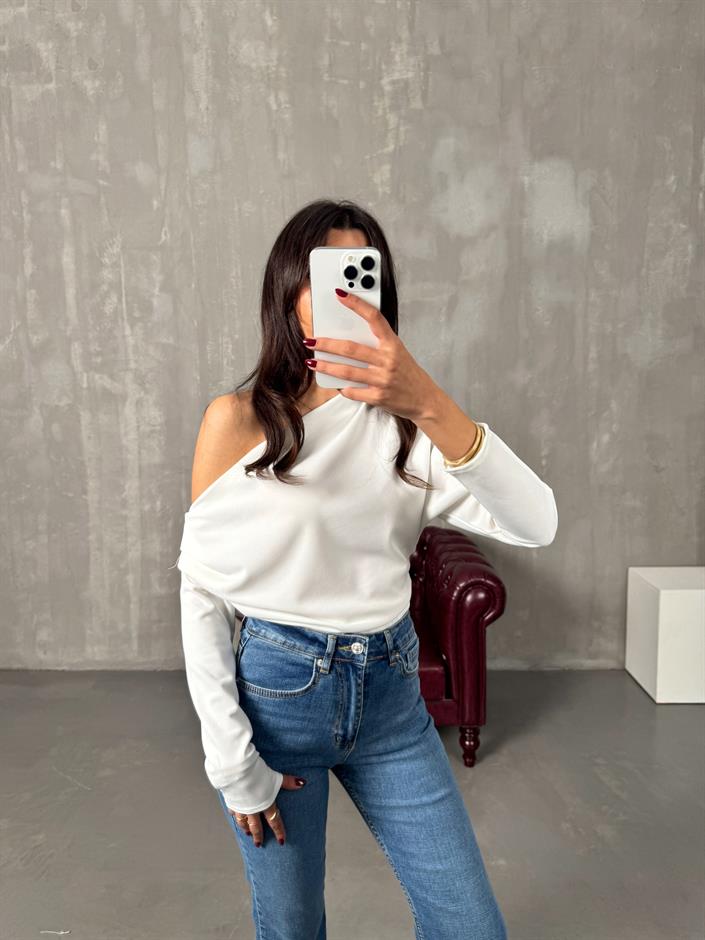 Fina Beyaz Omuz Detaylı Degajeli Bluz