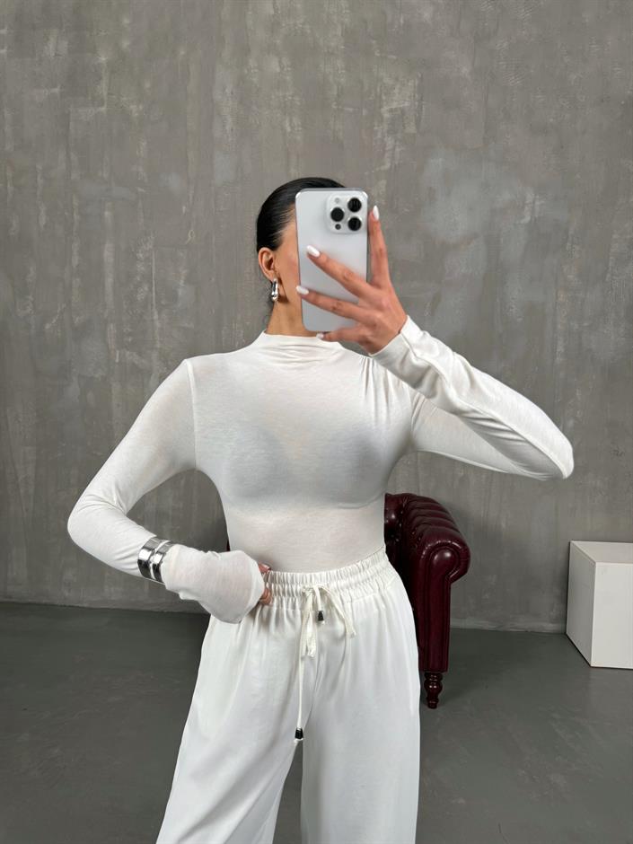 يودا بلوزة لون كريمي بنسيج كشمير وياقة نصف عالية