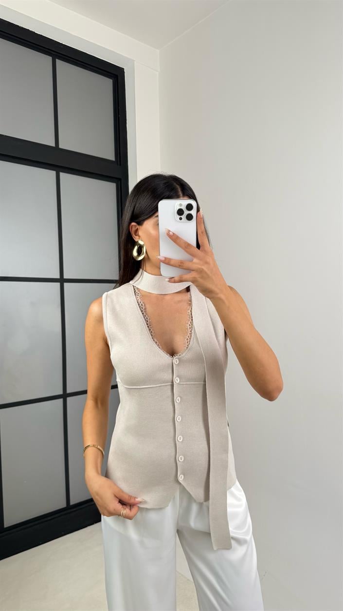 Taş Boyun Bağlama Detaylı Düğmeli Dantel Yakalı Triko Bluz GAUS-00100