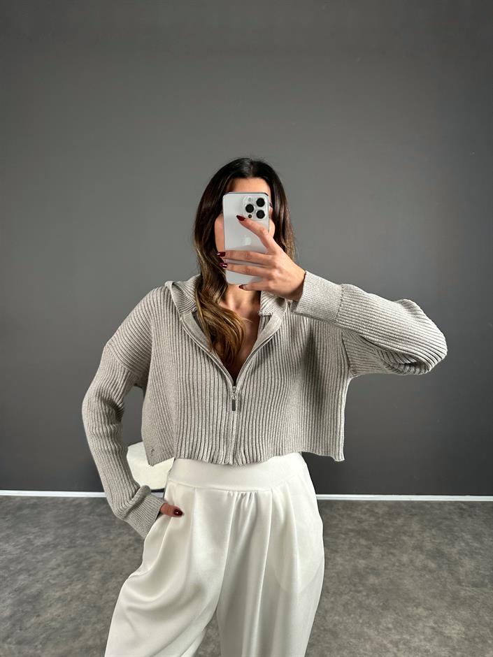 جاكيت قصير رمادي بغطاء للرأس وسحاب 