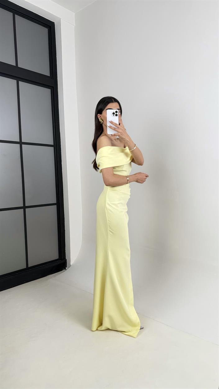 Sarı Madonna Yaka Yırtmaçlı İthal Kumaş Elbise Gaus00436