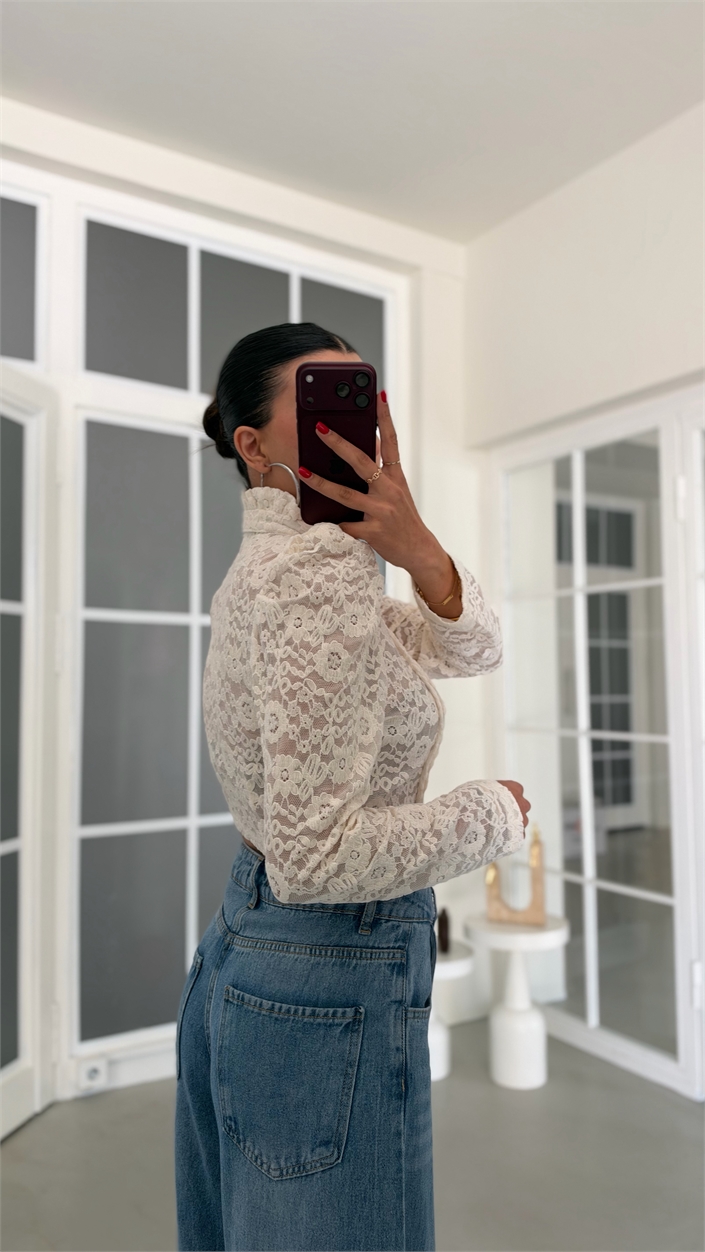 Beyaz Vatkalı Yumuşak Dantelli Tasarım Bluz GAUS-02331