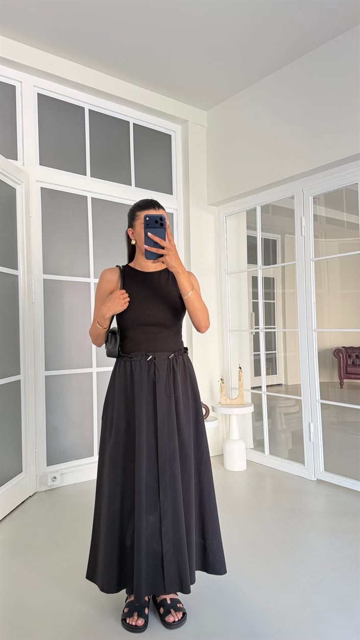 Siyah Sıfır Kol Paraşüt Kumaş Detaylı Beli Lastikli Elbise GAUS-01677