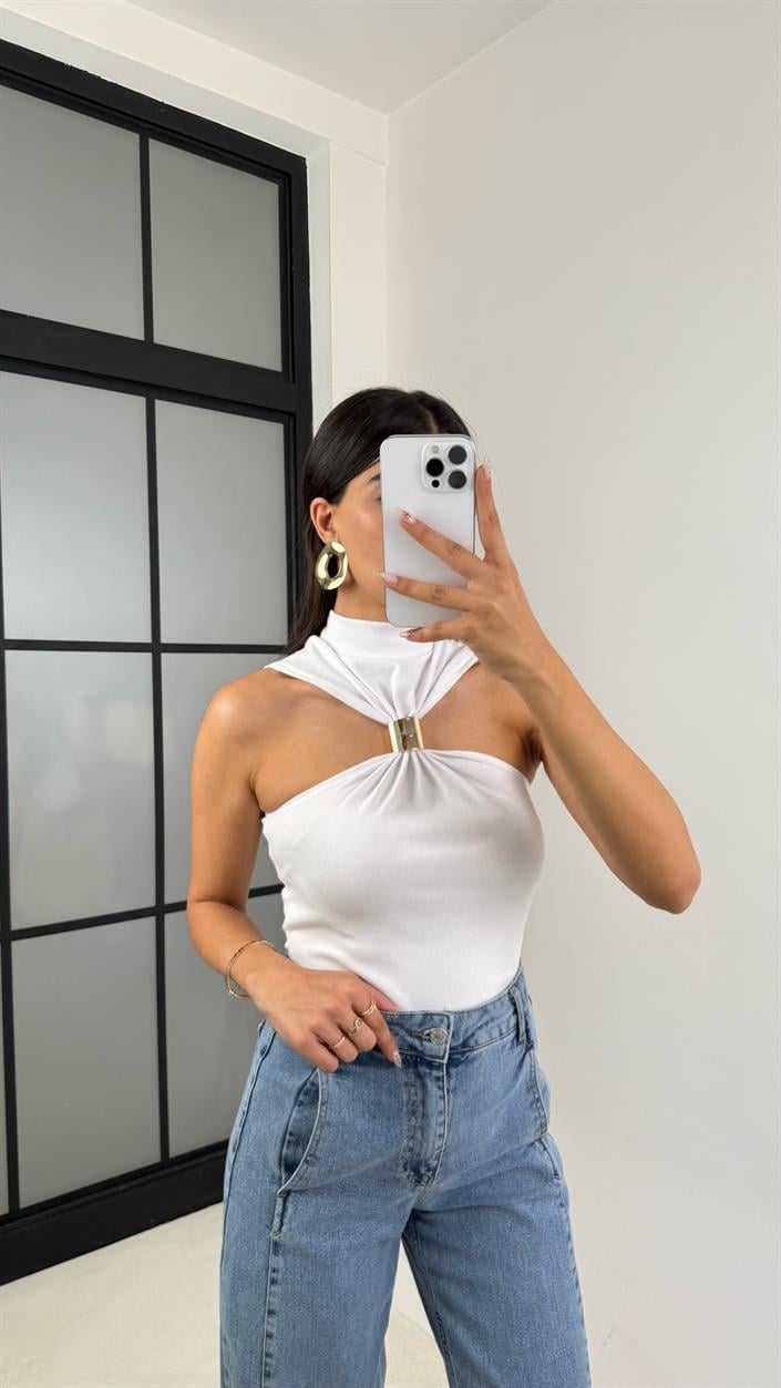 Beyaz Sıfır Kol Gold Toka Detaylı Bluz GAUS-0098