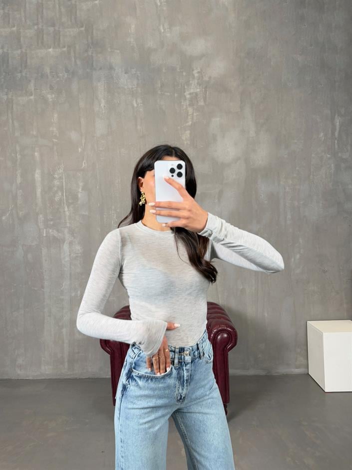 ميدي بلوزة لون رمادي ‎شفافة قليلاً بياقة دائرية