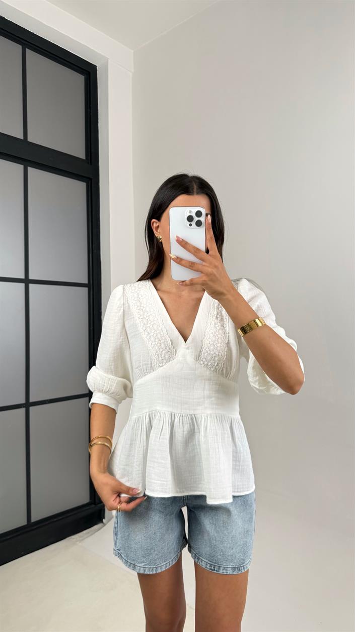 Beyaz V Yaka Balon Kol Yaka Dantel İşlemeli Müslin Bluz Gaus00688 