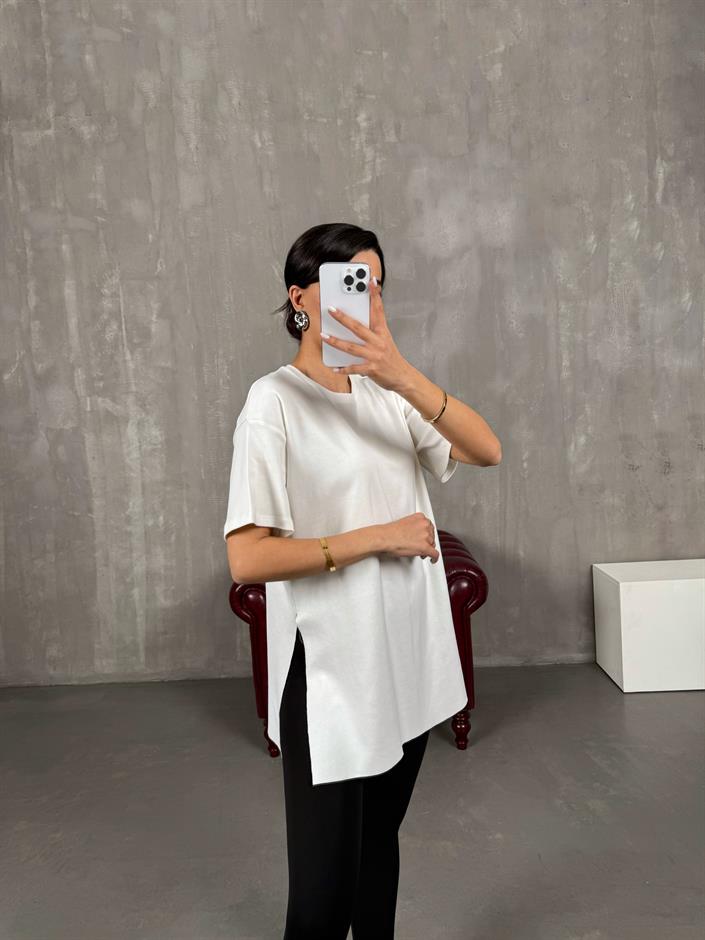 تيشيرت أبيض بياقة دائرية مع شق جانبي Gaus00045