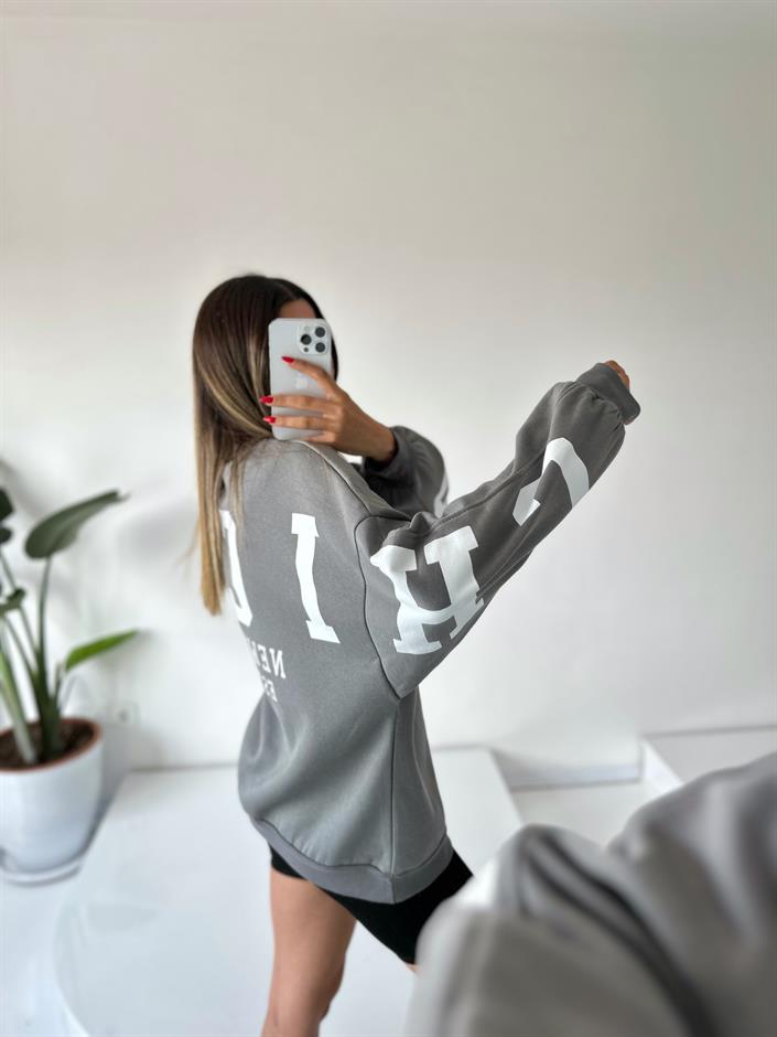Gri Arkası Baskılı Oversize Sweatshirt