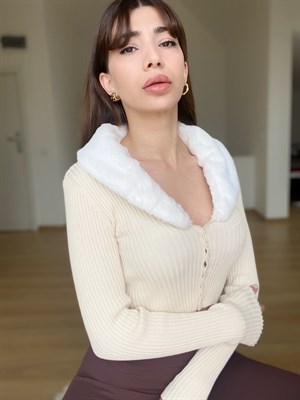 Krem Yakası Beyaz Kürklü Triko Hırka 