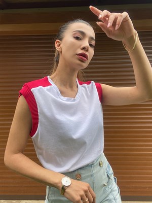 Pembe Omuz Detaylı Beyaz Tshirt
