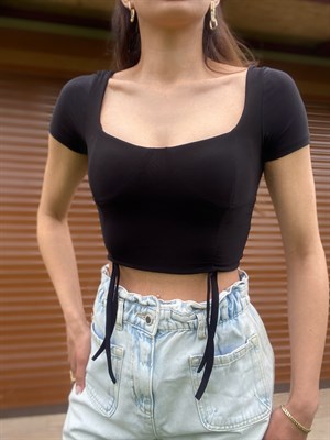 Siyah İp Detaylı Crop