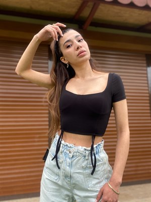 Siyah İp Detaylı Crop