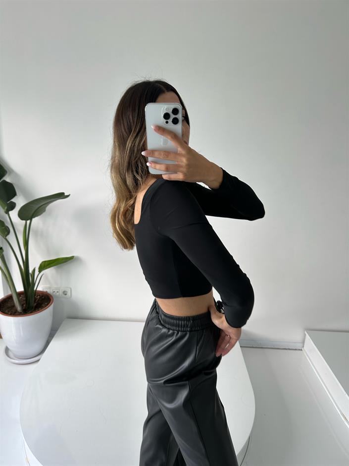 Siyah Kare Yaka Crop