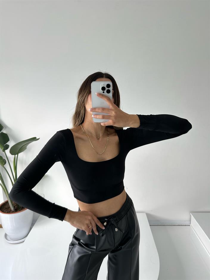 Siyah Kare Yaka Crop