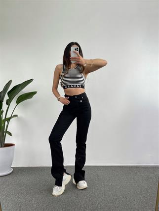 Siyah Kemer Detaylı Yırtmaçlı Jean