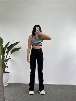 Siyah Kemer Detaylı Yırtmaçlı Jean