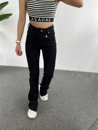 Siyah Kemer Detaylı Yırtmaçlı Jean