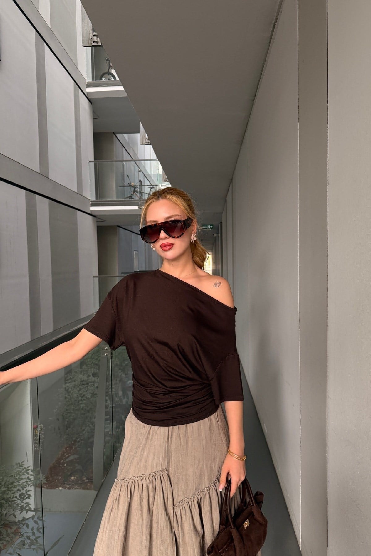 Asimetrik Yaka T-shirt Kahverengi