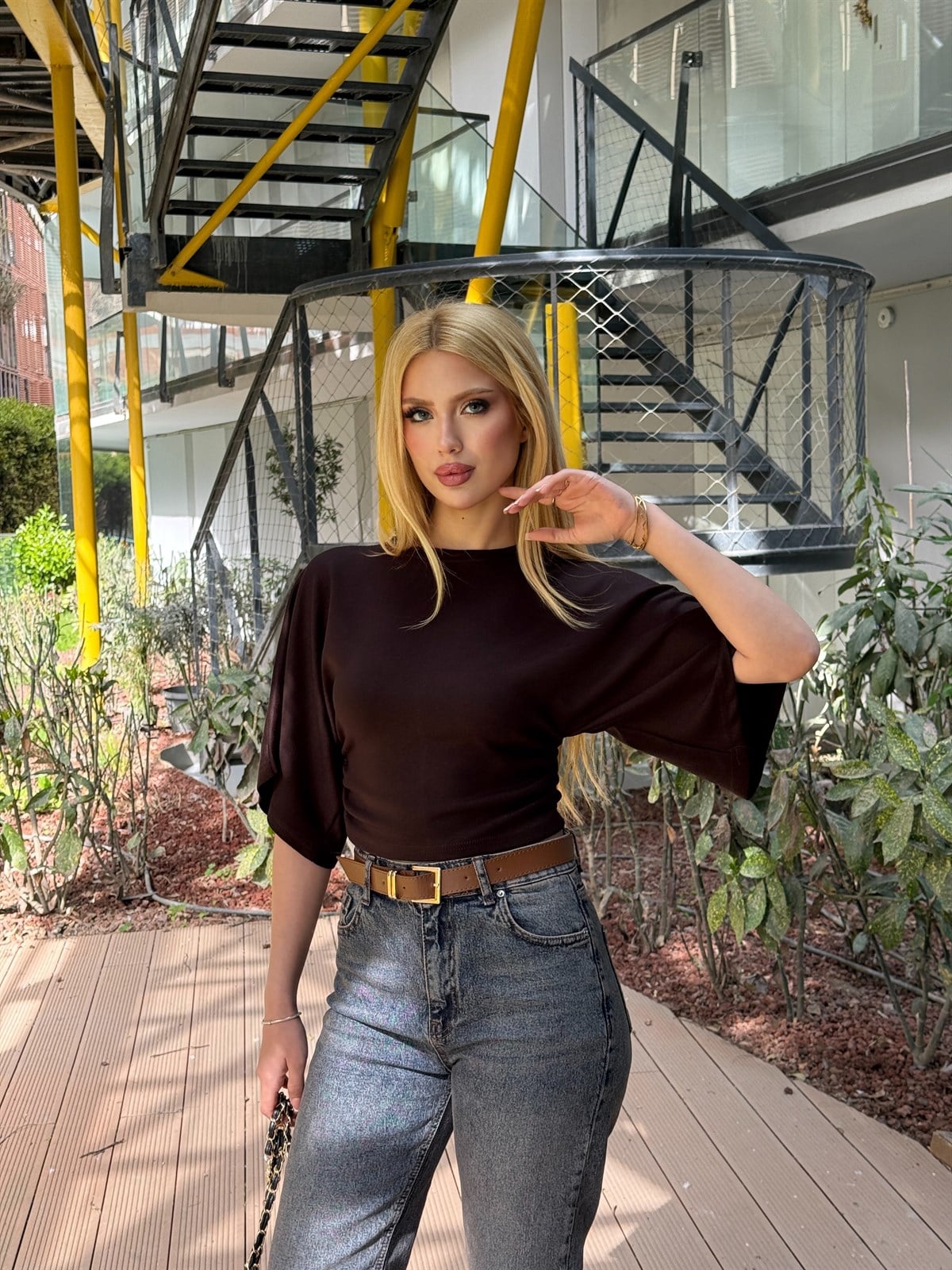 Yan Büzgü Yarasa Kol T-shirt Kahverengi